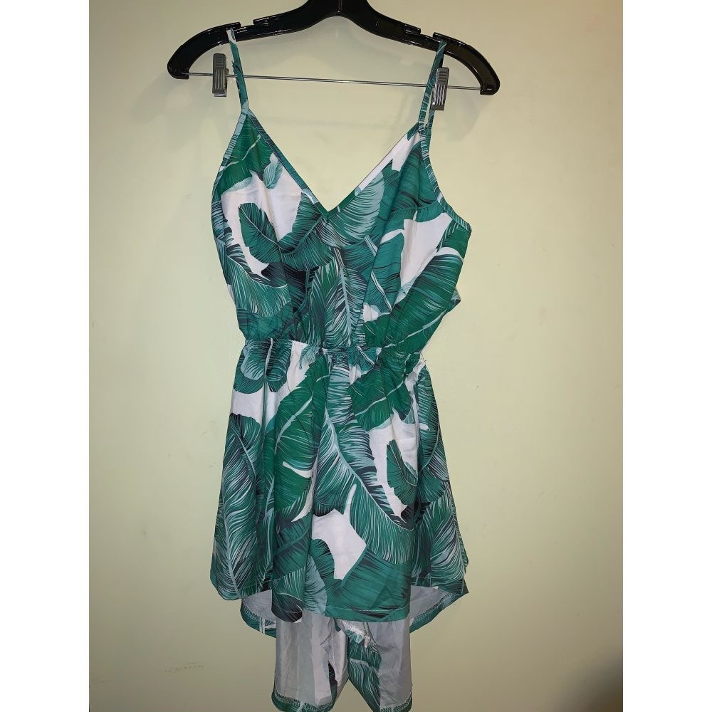 🚨 SOLD 🚨🎊 Summery Leaf Print Tie Romper